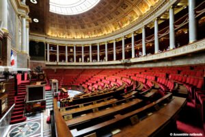 Vue de l’hémicycle vide de l’Assemblée nationale française, symbole de la démocratie parlementaire.