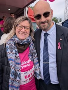 Participante des Foulées Roses de l'Yonne à Auxerre en 2024, événement solidaire pour la lutte contre le cancer du sein.