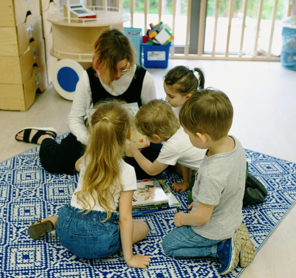 Assistante maternelle lisant une histoire à un groupe d’enfants dans une MAM, favorisant l’apprentissage et l’éveil.